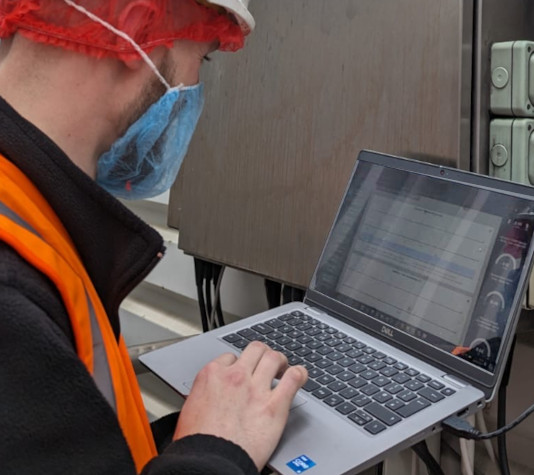 Fletcher-Moorland-Meerkat-Vibration-Monitoring-System-installation-laptop